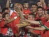 Pemain persija bambang pamungkas terima trofi piala presiden dari jokowi