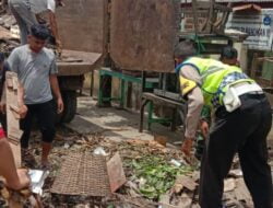 Kegiatan Bhakti Sosial Bhabinkamtibmas Bersama Warga dan Perangkat Desa Rancasari dalam Membersihkan Sampah Sisa Banjir