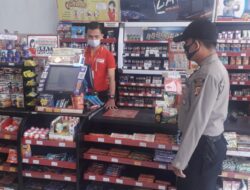 Kegiatan Kepolisian Koordinasi dengan Petugas Minimarket terkait Pemberlakuan Pembatasan Kegiatan Masyarakat (PPKM