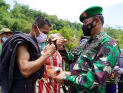 Danrem 061/Sk Bagi bagi Nasi Kotak Bangga Gotong royong Masyarakat TMMD-110 Kota Sukabumi