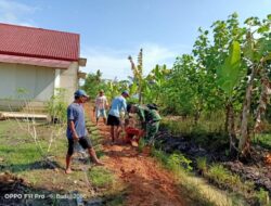 Babinsa Koramil 03 Rawajitu Kodim 0426/Tb Bersama Warga Bergotong Royong Menimbun Jalan Setapak