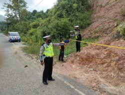 Cek Sisa Material Longsor di Jalan Trans Sulawesi Desa Dadakitan,Sat Lantas Polres Tolitoli Pastikan Arus Lalulintas Lancar