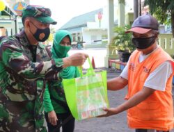 Ketua Umum Persit KCK XXXIX Kodim Pati Ditemani Dandim Bagikan Masker Kepada Pengguna Jalan Didepan Makodim Pati