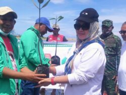 Gerakan Menghijaukan Bumi PKB Bursel Bersama SMS-GES lakukan Penanaman Mangrove Dan Membersihkan Sampah Plastik