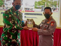 Kunjungan Kapolri ke Lombok, Danrem 162/WA Berikan Buku “Mempolong Merenten Rehab Rekon Gempa Lombok