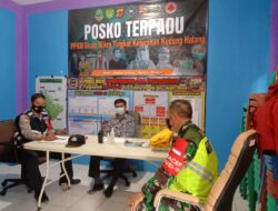 Babinsa Bersama Bhabinkamtibmas Laksanakan Giat Posko PPKM Mikro di Kelurahan Kedung halang