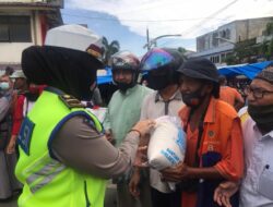 Polwan Ditlantas Polda Aceh Berbagi Takjil Di Hari Pertama Bulan Suci Ramadhan