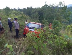 Seorang Cewek Kemudikan Mobil Toyota Mengalami Kecelakan Tunggal.