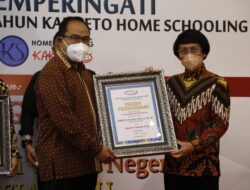 Kapolresta Barelang Dan Kasat Reskrim Terimah Penghargaan Kak Seto Award Dan Pencatatan Prestasi Polosi Selebriti