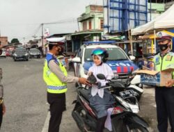 Kasat Lantas Polres Bener Meriah Stop Pengendara Lewat Bagikan Takjil Yang Tidak Sempat Berbuka Dirumah