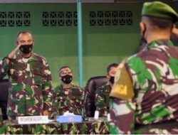 Danrem Berikan Jam Komandan Kepada Anggota Militer dan PNS Korem 042/Gapu