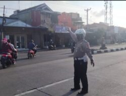 Giat Anggota Lantas Melaksanakan Pelayanan Kepada Masyarakat Dan Pengaturan Arus Lalin