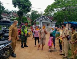 Robiansyah Babinsa Koramil 426-03 Rawajitu, Bersama Aparur Bagikan Masker