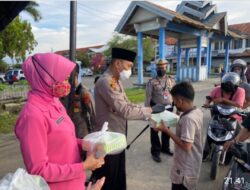 Bulan Suci Ramadhan, Kapolres Lhokseumawe Bersama Bhayangkari Bagi Takjil Gratis Kepada Masyarakat