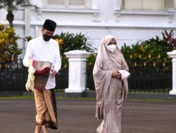 Joko widodo dan Ibu Iriana Joko widodo. Salat Idul Fitri di Halaman Istana Kepresidenan Bogor