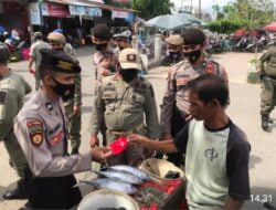 Disiplinan Prokes, Personel Gabungan Lakukan Patroli dan Bagikan Masker untuk Masyarakat