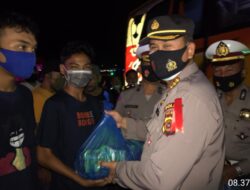 Dirlantas Polda Aceh Bagi 50 Paket Sembako Untuk Supir Angkutan Umum Di Terminal Batoh