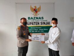 Kapolres Sinjai Serahkan Zakat Fitrah Dan Zakat Profesi Personel Polres Sinjai Di Baznas.