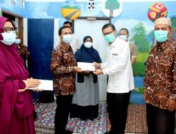 Wakil Bupati Subang Lang Akur, Menyerahkan Bantuan Hibah ke Forum Tenaga Honor Madrasah