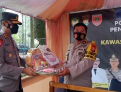 Kapolres Gowa Melaksanakan Kunjungan Dan Bagi Parcel di Pos Pengamanan Ops Ketupat 2021