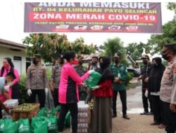 Ketua Bhayangkari Jambi, Nyonya Evi Rachmad Bagikan Sembako Pada Warga Terpapar Covid-19.