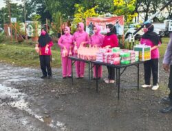 Peduli Pada Sesama, Bhayangkari Ranting Manuju Berbagi Takjil Buka Puasa