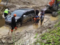 Demi Kemanusiaan, Brimob Polda Aceh Bersihkan Material Longsor di Gayo Lues