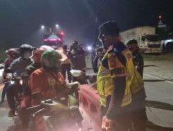 Di Wilayah Hukum Polres Subang Pemudik Yang Diputar Balik Dibagikan Makan Sahur