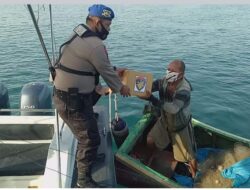 Polairud Polres Lhokseumawe Bagikan Sembako Pada Nelayan.