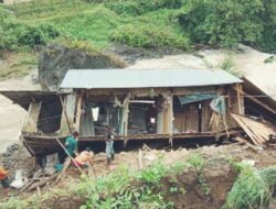 Video Detik-Detik Rumah Warga Rubuh Akibat Tanah Longsor, Simak Beritanya