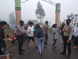 Kapolsek Sinjai Borong Pantau Tempat Wisata dan Bagi-Bagi Masker Kepada Pengunjung