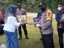 TNI-Polri Sosialisasi Protokol Kesehatan Dan Membagikan Masker di Tempat Wisata