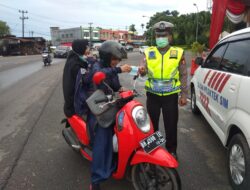 Kasat Lantas Polres Muaro Jambi AKP. Nafrizal. MH Bersama Anggota Terus Berupaya Memutuskan Rantai Penyebaran Covid-19.