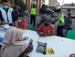 Polantas Lhokseumawe Bersama Petugas Kesehatan Lakukan Swab Antigen Kepada Supir Angkutan Umum