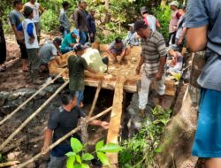 Sinergitas Bhabinkamtibmas Dan Babinsa Melakukan Kerja Bakti Bersama Warga