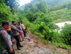 Sat Lantas Polres Buol Lakukan Olah TKP Truk Muat Kayu Terbalik, Satu Meninggal Dunia