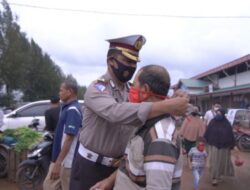 Angka Covid-19 Meningkat, Ditlantas Polda Aceh Bagikan 1000 Masker di Pasar Rakyat