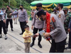 Disela-sela Kunker Ke Polres Aceh Selatan Dan Cek Posko PPKM Mikro, Kapolda Aceh Bagi Buku Untuk Anak-anak