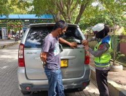 Pasang Sticker dan Sosialisasi Kamseltibcar, Unit Dikyasa Sat Lantas Polres Bulukumba Sambangi Terminal