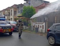 Kapolresta Barelang Perintahkan Jajaran Polsek  Lakukan Penyemprotan Disinfektan DI Wilayah Terpapar COVID-19