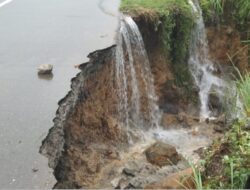 Akibat Luapan Air Sungai Jalan Lintas KKA Menutupi Badan Jalan