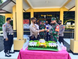 Apresiaalsi Dan Ucapan Terima Kasih Berupa Pemerimaan Tumpeng Dari Kapolres