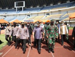 Tinjau Vaksinasi di Bandung, Panglima dan Kapolri Berharap Program Vaksinasi Presiden 1 Juta 1 Hari Tercapai