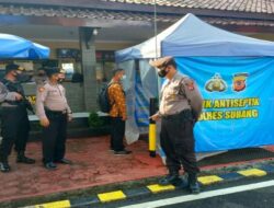 Kegiatan Cuci Tangan, Pengukuran Suhu Tubuh Dan Penggunaan Bilik Antiseptik Serta Penerapan Protokol Kesehatan Bagi Anggota Polri, ASN Dan Pengunjung Polres Subang