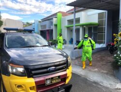 Pantang Nenyerah Sat Samapta Polresta Barelang Lakukan Penyemprotan Disinfektan Rumah Yang Terpapar