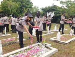 Peringati HUT Bhayangkara ke-75, Kapolres Lhokseumawe Tabur Bunga di TMP Blang Panyang