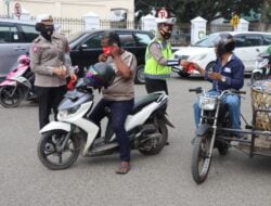 Personel Ditlantas Polda Aceh Bagi Masker Di Simpang Lima, Banda Aceh