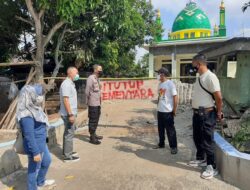 Kapolsek Ciasem Bersama Camat Ciasem Melaksanakan Monitoring Dan Pengecekan Penutupan Gang Dusun Di Desa Dukuh Akibat Banyak Warga Masyarakat Yang Terpapar Covid 19