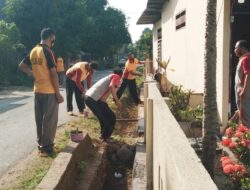 Sambut HUT Bhayangkara Ke 75, Personil Polsek Bajeng Gowa Kerja Bakti di Lingkungan Kantor