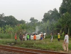 Mobil Minibus di Subang Dihantam Kereta Api, Satu Orang Tewas